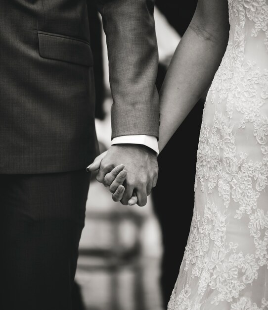 Жених и невеста, держась за руки