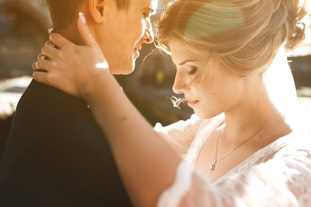 Sposa e sposo in posa per le strade della città vecchia