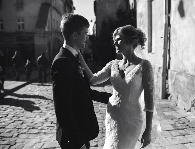Жених и невеста позируют на улицах старого города