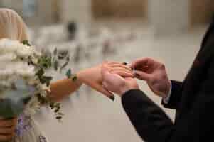 Foto gratuita sposa e sposo al ricevimento di nozze