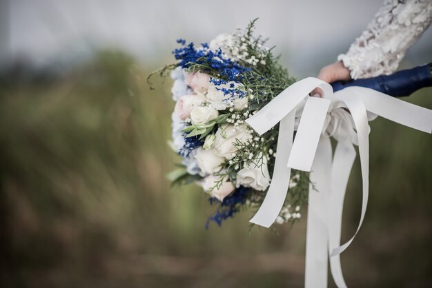 結婚式の日に花を持っている花嫁手