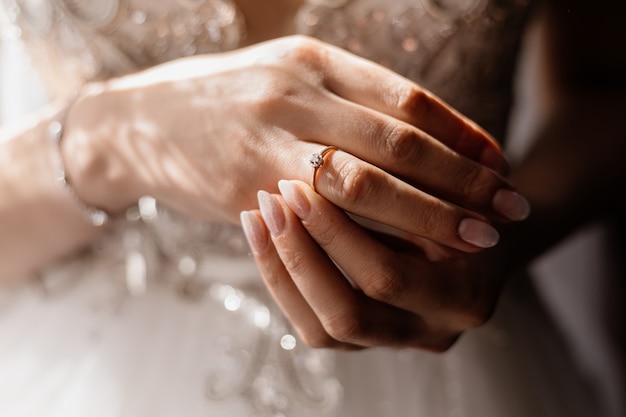 Руки невесты крупным планом