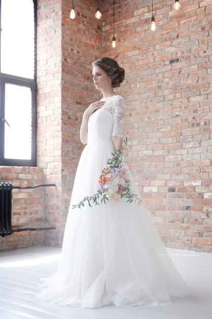 Невеста в ее свадебном платье
