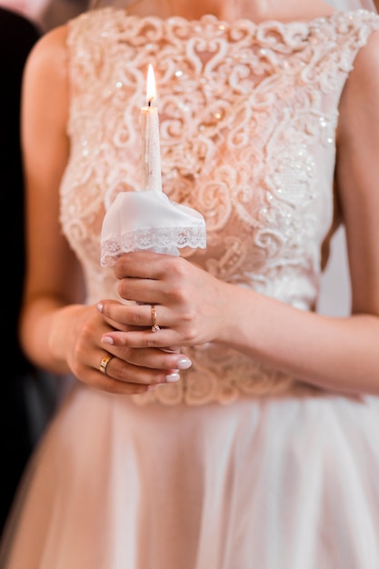 Free photo bride holding a candle