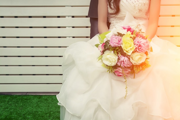 Невеста держит красочный букет