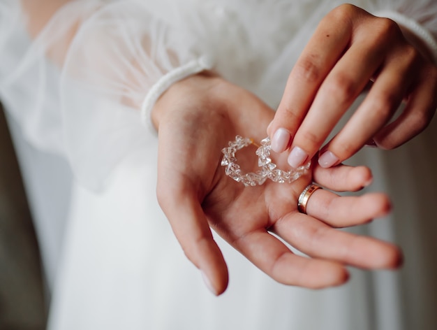 彼女の手にイヤリングを保持している花嫁