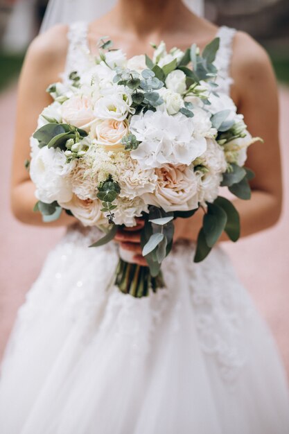 彼女の結婚式の日に彼女の花束を保持している花嫁