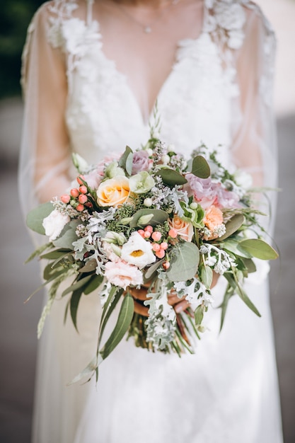 彼女の結婚式の日に彼女の花束を保持している花嫁