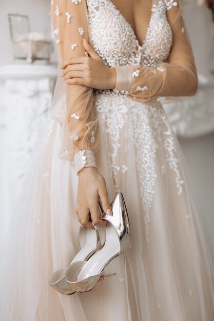 Невеста держит ее пятки в день своей свадьбы
