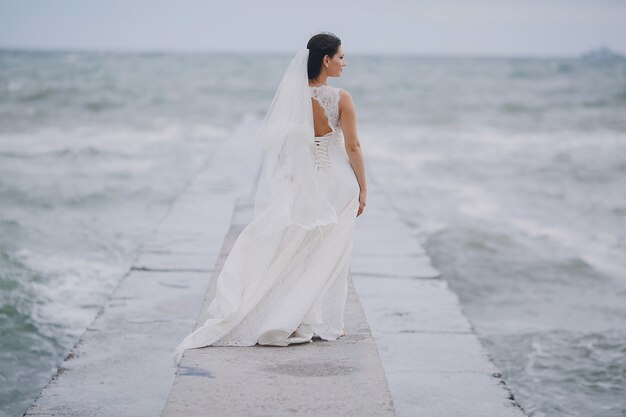 Невеста смотрит на море
