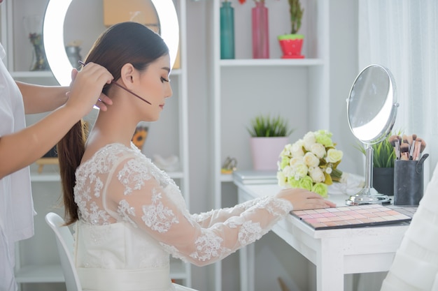 La sposa fa i capelli con il vestito