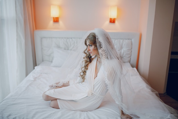 無料写真 ベッドの上でポーズを取るの花嫁
