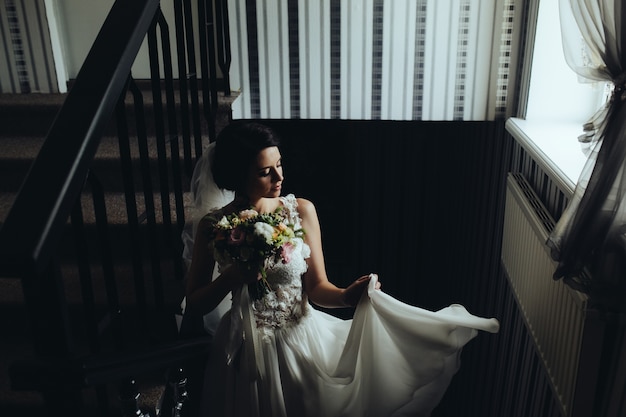 階段でポーズを取るの花嫁