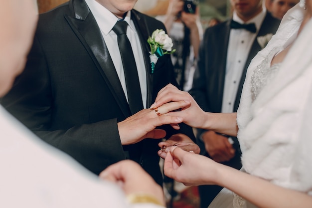 Бесплатное фото Невеста положить кольцо к своему мужу