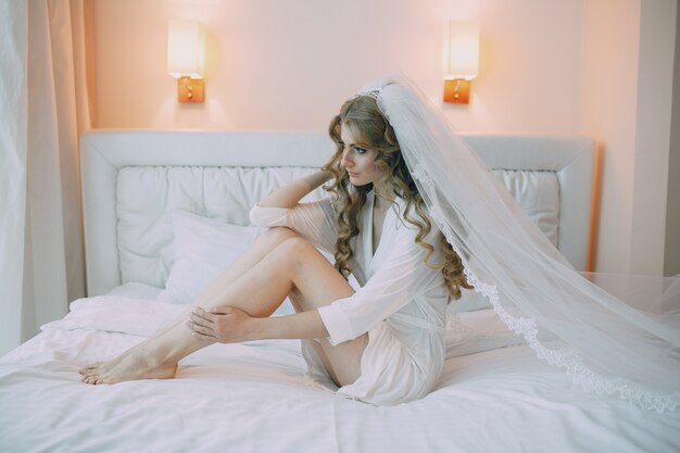 花嫁はベッドの上に座って