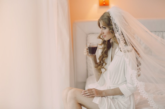Невеста сидит с чашкой