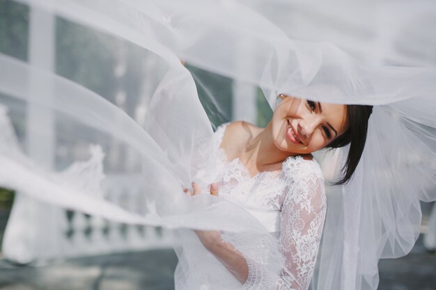 Foto gratuita sposa sorridente attraverso il velo