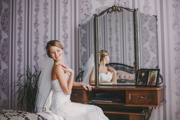 Бесплатное фото Невеста улыбается с зеркалом