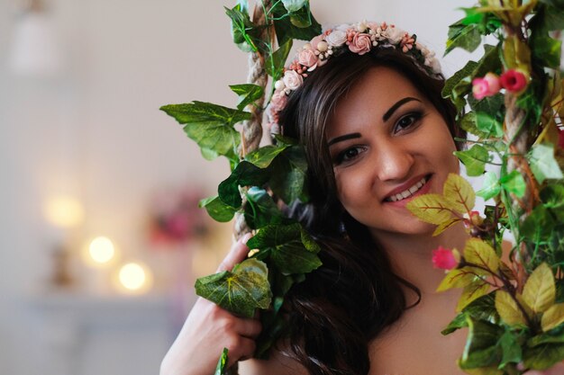 Невеста на качелях с цветами