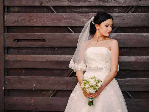 Foto gratuita sposa che cattura il bouquet con entrambe le mani