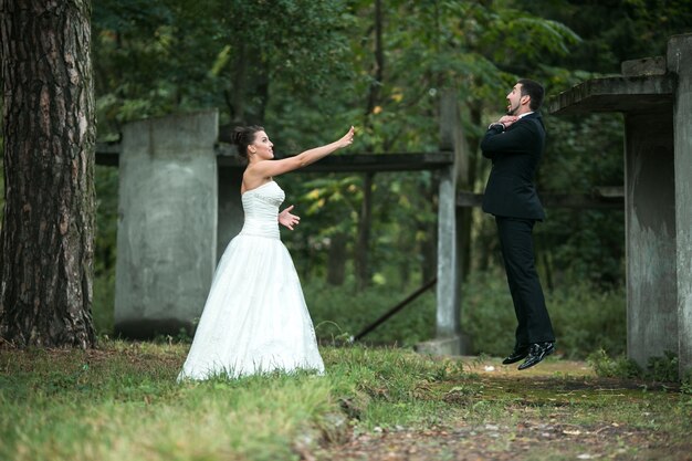 Невеста с помощью &quot;заставить&quot; поднимая ее друга по воздуху