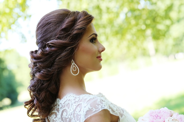 The Best Hairstyles According to Your Wedding Dress Neckline