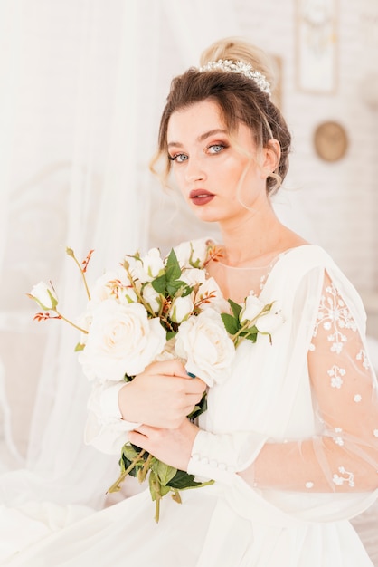 Foto gratuita sposa con bouquet di fiori