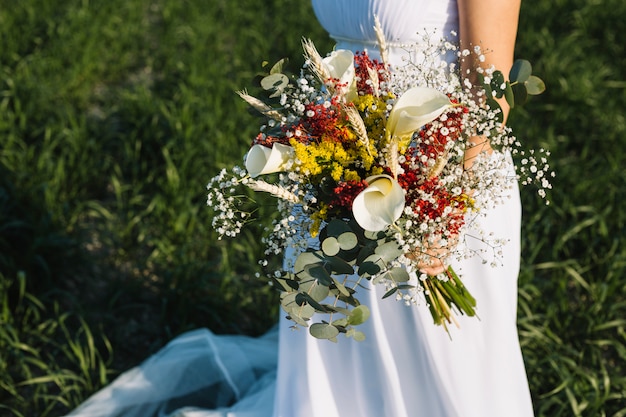 Foto gratuita sposa con bouquet di fiori