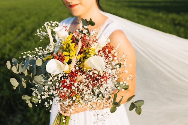 Foto gratuita sposa con bouquet di fiori