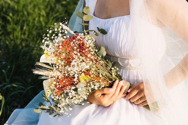 Бесплатное фото Невеста с букетом цветов