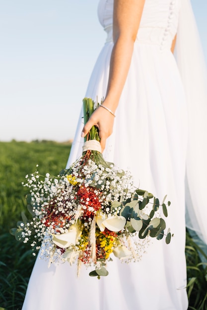Бесплатное фото Невеста с букетом цветов