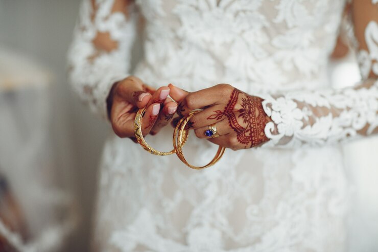 Free Photo bride with mehendi