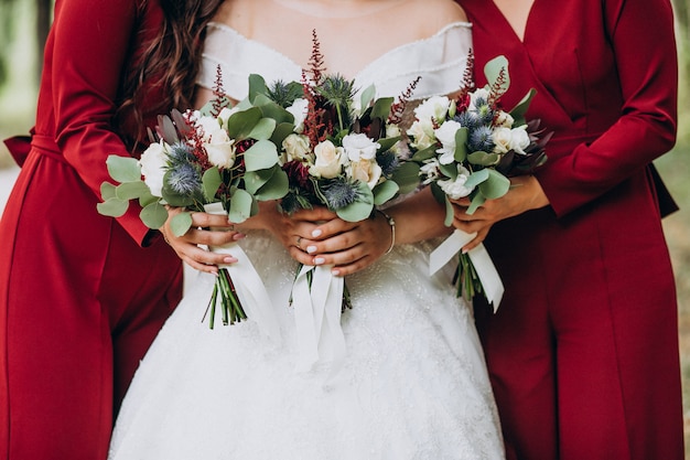 Бесплатное фото Невеста со свадебным букетом среди подружек невесты
