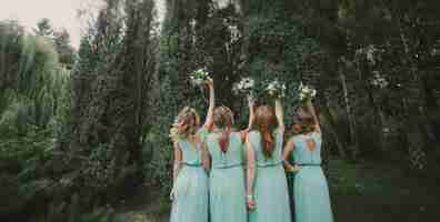 Foto gratuita bridemaids con mazzi alti