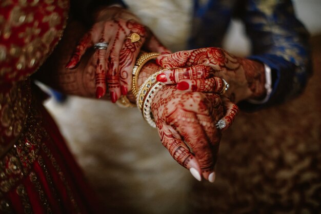 신부 들러리 인도 신부가 그녀의 손에 보석을 넣어 도와줍니다