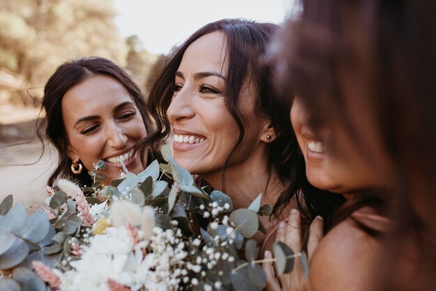 Foto gratuita damigelle d'onore in bei vestiti all'aperto