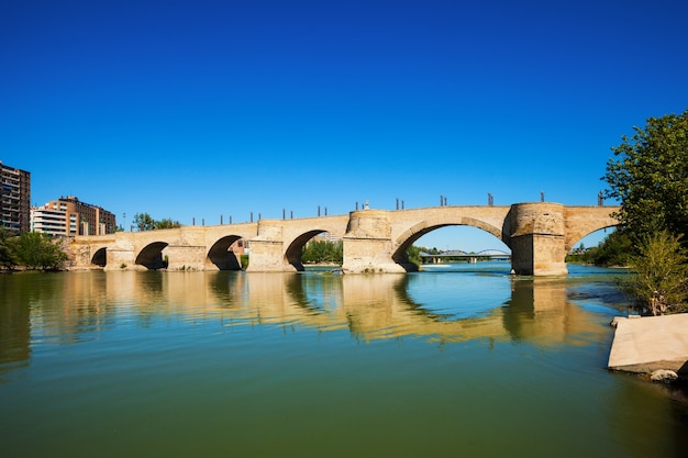 Foto gratuita ponte di leoni sul fiume ebro