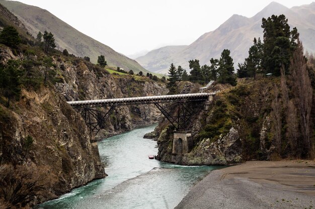 ニュージーランド、ハンマースプリングスの川に架かる橋