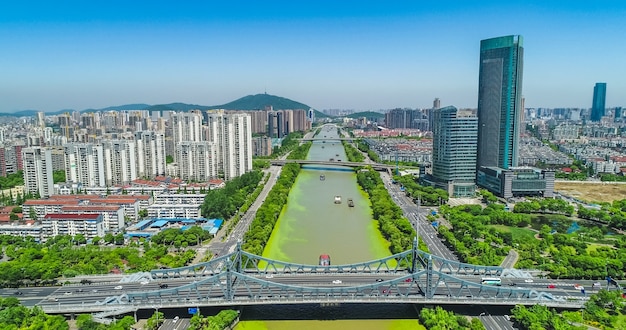 Foto gratuita il ponte con la città