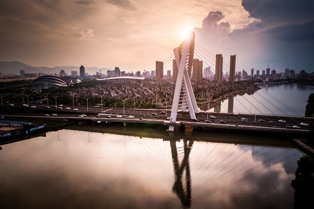 Foto gratuita il ponte con la città