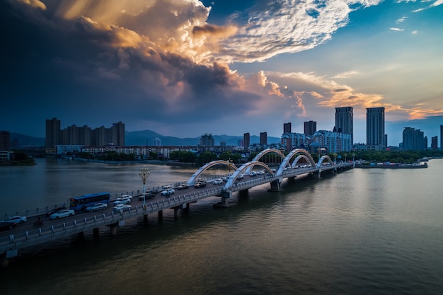 Foto gratuita il ponte con la città