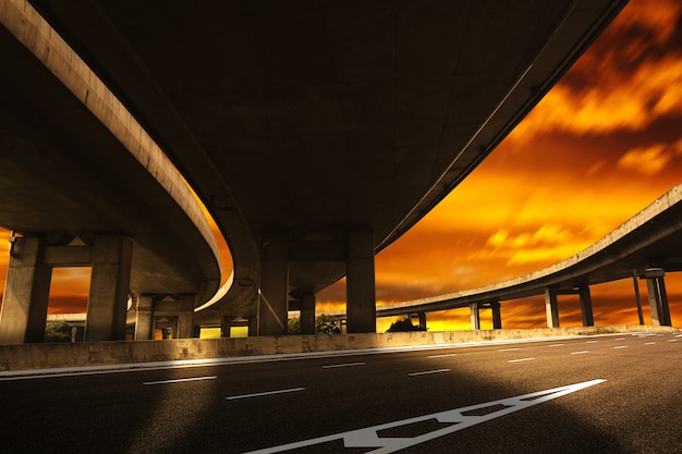 Foto gratuita sotto un ponte