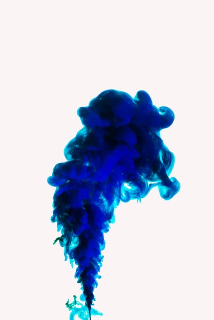 水中で明るい青色のインク雲