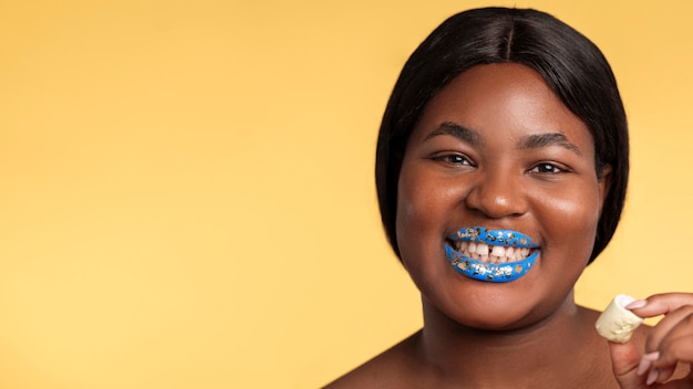 Free photo bright blue lips portrait with copy space