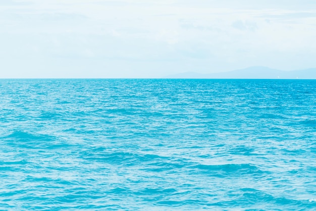 滑らかな波の背景と明るい青い海