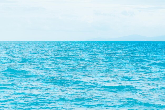 부드러운 파도 배경으로 밝은 푸른 바다.