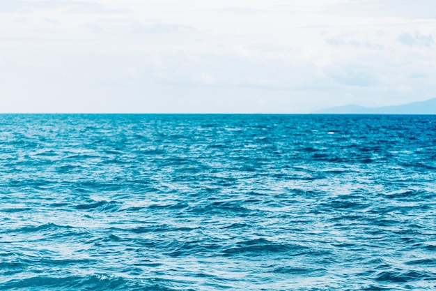 Ярко-синий океан с гладкой волной фоном