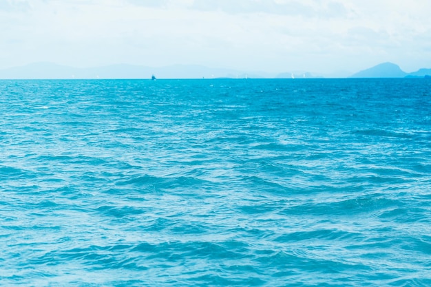 Ярко-синий океан с гладкой волной фоном