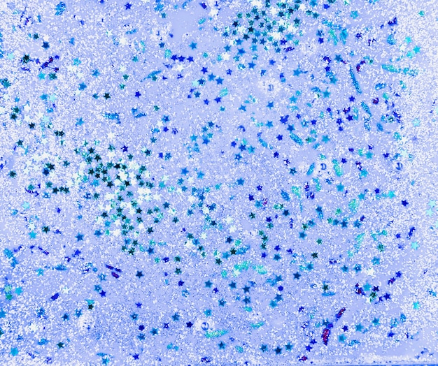 星のスパンコールとスパンコールが付いた明るい青い水