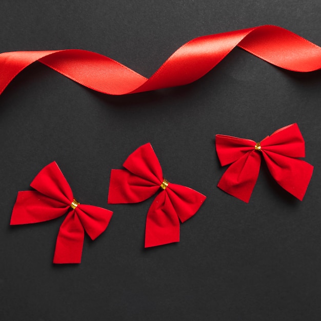 Free photo bright bows and curling ribbon